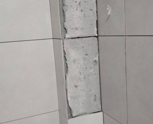 福建瓷砖空鼓维修公司分享下瓷砖施工前基层浇水润湿程度不足，可能导致以下问题
