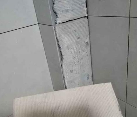 福建瓷砖空鼓维修公司分享下厨房瓷砖脱落的补救措施。